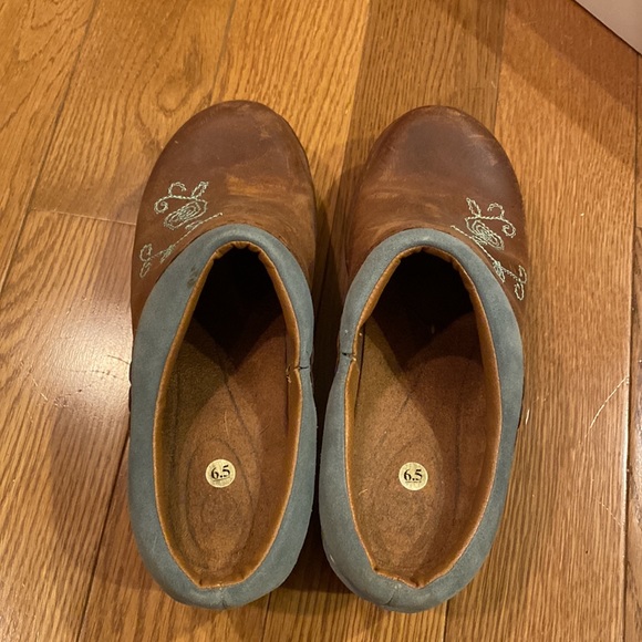 Ariat embroidered leather clogs. - Picture 4 of 4